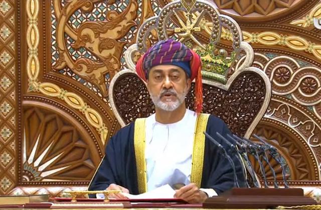سلطان عمان الجديد يتعهد باستمرار سياسات السلطان قابوس