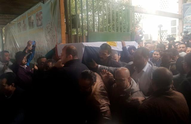 بكاء غادة نافع في جنازة والدتها ماجدة الصباحي