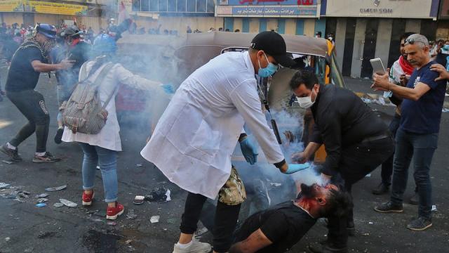 اشتباكات بين قوات الأمن ومعتصمين في ساحة التحرير ببغداد.. وإصابة 30 شخصا