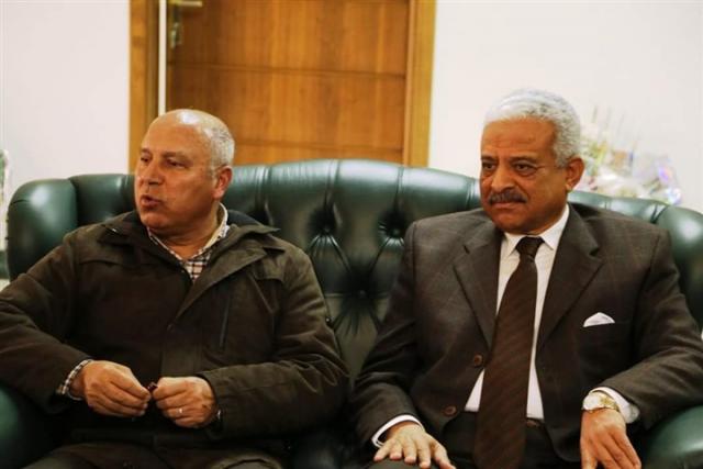 صقر والوزير يبحثان سبل تطوير طريق ”السويس - الإسماعيلية