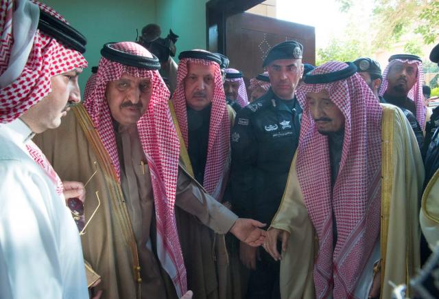 الملك سلمان بن عبدالعزيز يؤدي صلاة الجنازة علي الامير طلال بن عبد العزيز