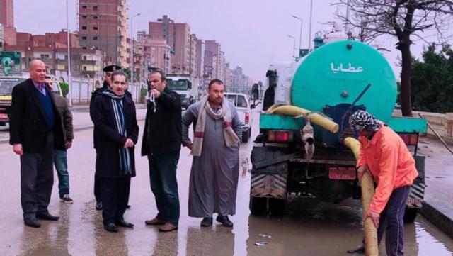 محافظ الغربية يواصل جولاته فى مدن المحافظة لمتابعة أعمال شفط مياه الأمطار من الشوارع
