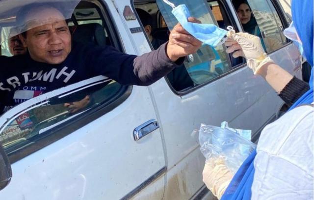 توزيع كمامات وقفازات طبية على المواطنين والمارة في الغربية