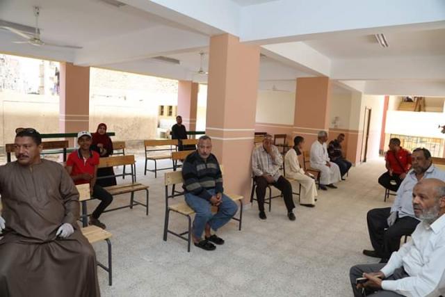 دكتور حازم عمر نائب محافظ قنا :  انتظام عملية تسليم شرائح الإنترنت لطلاب الصف الأول الثانوى بالإدارات التعليمية التسعة