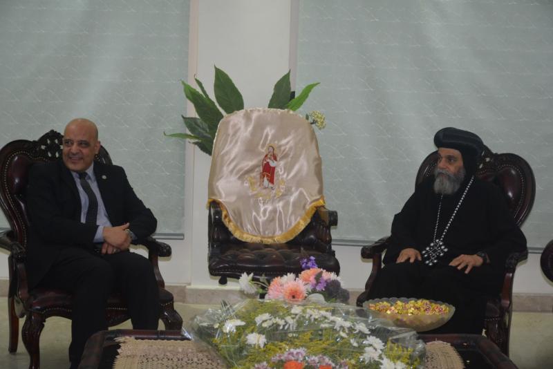 رئيس جامعة أسوان: يزور الأنبا بيشوى أسقف الكاتدرائية بأسوان للأقباط الأرثوذكس لتقديم التهنئة