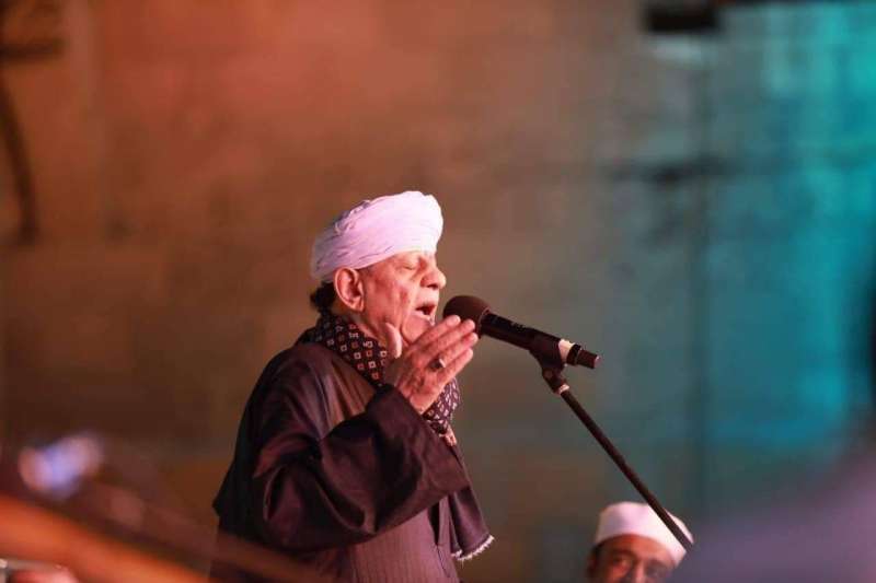 موسيقى الكمان تصاحب بلبل الصعيد في المولد النبوي بدشنا