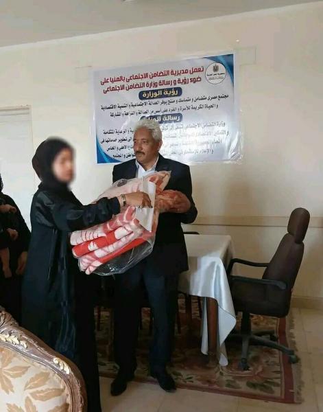 في لفتة إنسانية.. محافظ المنيا يقدم الدعم لعدد من الأسر الأولي بالرعاية