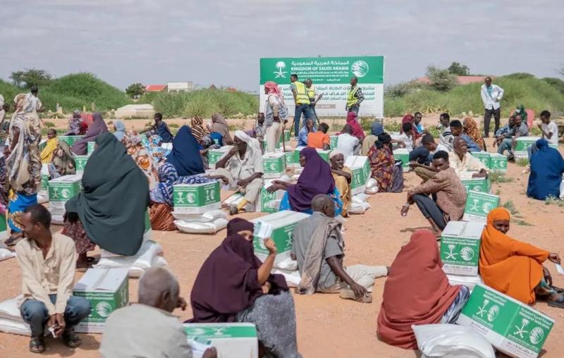 مركز الملك سلمان للإغاثة يوزع سلال غذائية وحقائب مدرسية في مدن الصومال