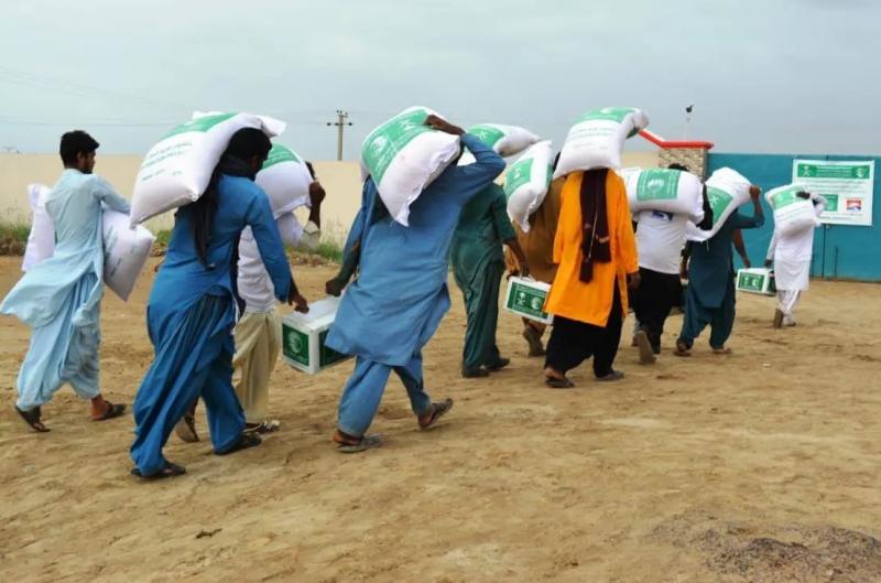 مركز الملك سلمان للإغاثة يوزع مساعدات إغاثية وسلال غذائية وأكياس دقيق لمتضرري الفيضانات والأسر الأكثر حاجة في أقاليم باكستان