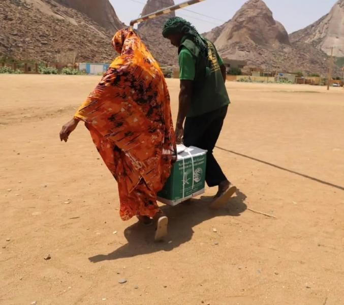 مركز الملك سلمان للإغاثة يدشن توزيع 250 ألف طن منحة القمح السعودية لأربع ولايات ويوزع سلال غذائية في السودان