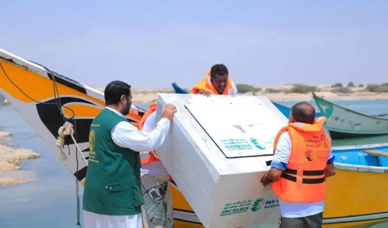 مركز الملك سلمان للإغاثة يدشن محطة لمعالجة المياه بمركز غسيل كلوي ويوزع مواد لازمة للصيادين في اليمن