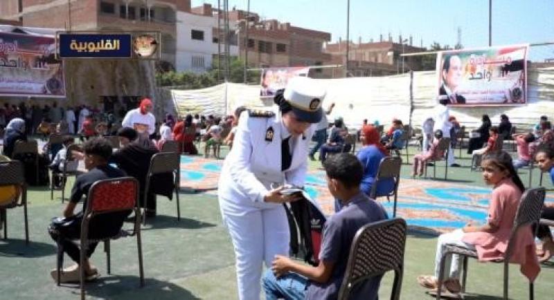 وزارة الداخلية تنظم قوافل إنسانية لتوزيع حقائب مدرسية بمشتملاتها وعبوات مواد غذائية على الأسر بالمناطق الأولى بالرعاية بالمحافظات.. بمناسبة بداية العام الدراسى الجديد