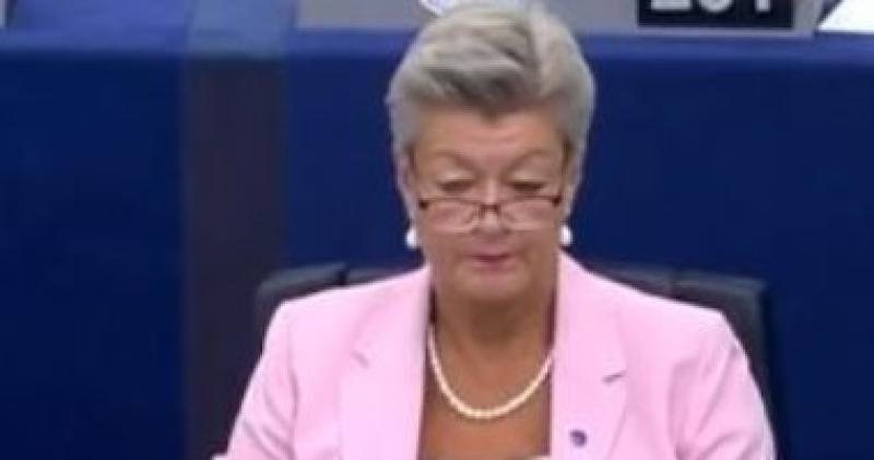 المفوضية الأوروبية تشغل ”التريكو” أثناء كلمة رئيستها بالاتحاد الأوروبى.. فيديو