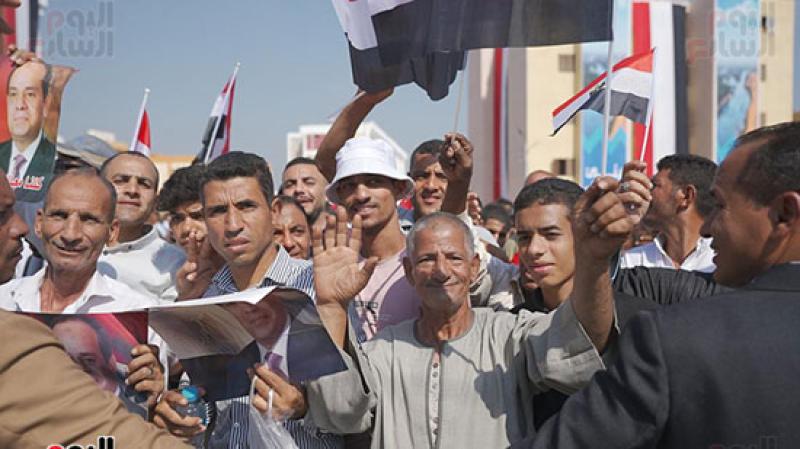 الرئيس السيسي يصل قرية سدس الأمراء بمحافظة بنى سويف ويلتقى أهلها
