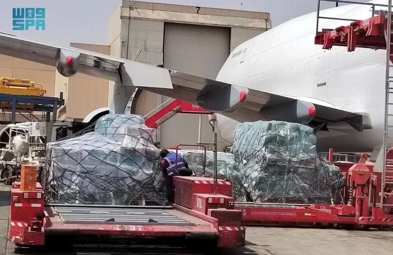 40 طنا من المساعدات الغذائية على متن الطائرة الإغاثية السعودية الثانية إلى ليبيا