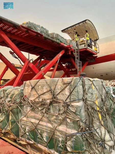 50 طنا من المساعدات الغذائية والإيوائية على متن الطائرة الإغاثية السعودية الثالثة إلى ليبيا