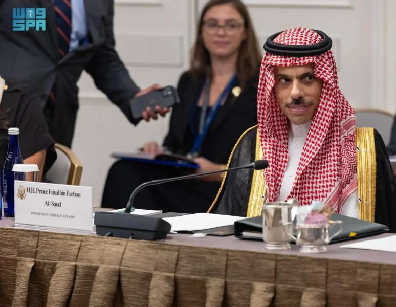 وزير الخارجية السعودي يبحث دعم جهود إرساء الأمن والسلم الدوليين مع وزيري الخارجية الإماراتي والأمريكي