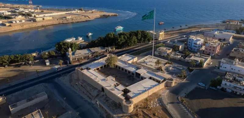 قلعة الملك عبدالعزيز بضباء شاهدة على عز الوطن وشموخه