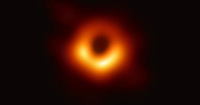 اكتشاف: أول ثقب أسود ”M87” تم تصويره يدور فى الفضاء