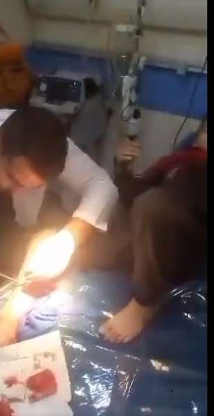 القرآن بدل البنج.. شاهد كيف يتم إجراء عمليات جراحية لأطفال غزة بدون تخدير نتيجة الحصار ”فيديو”