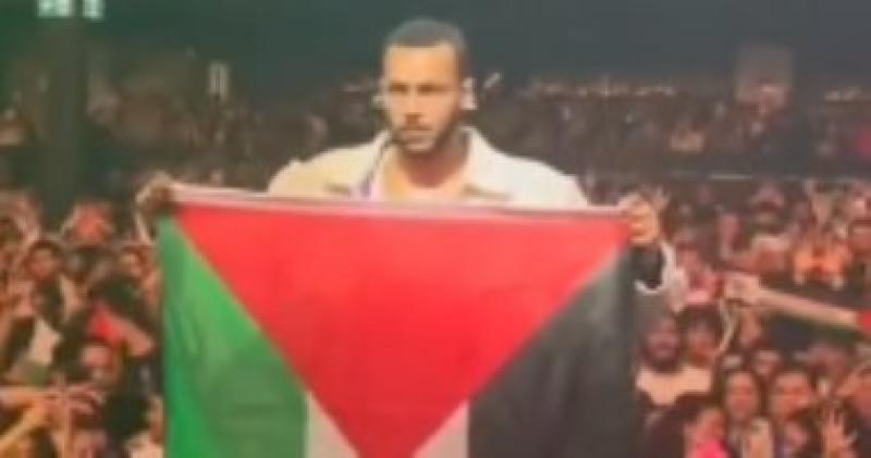 ويجز يرفع علم فلسطين فى حفله بكندا
