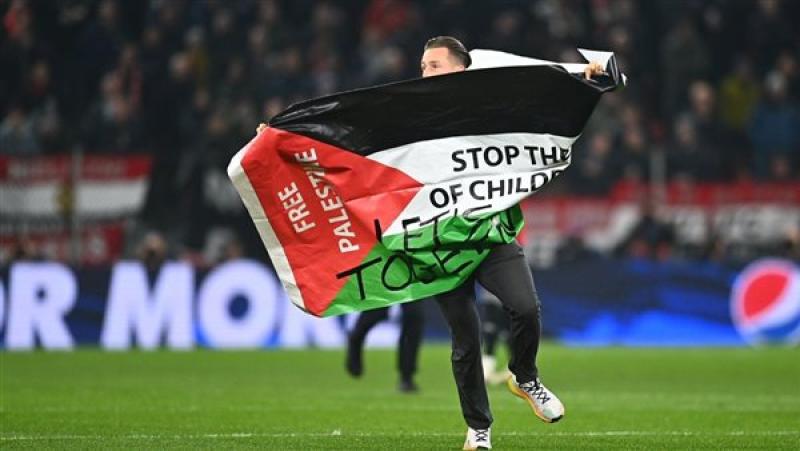 مشجع دنماركي يقتحم ملعب مانشستر يونايتد وكوبنهاجن حاملًا العلم الفلسطيني (فيديو)
