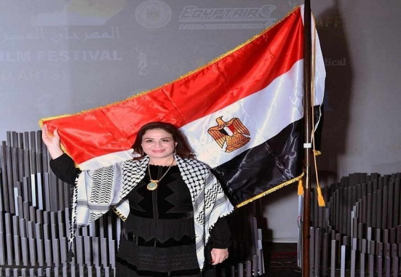 إلهام شاهين بالشال الفلسطيني أمام علم مصر من المهرجان المصري الأمريكي للسينما والفنون