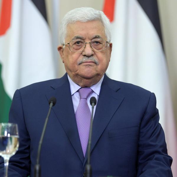 الرئيس الفلسطيني يعلن استعداده تسليم السلطة ويطلب الحماية الدولية