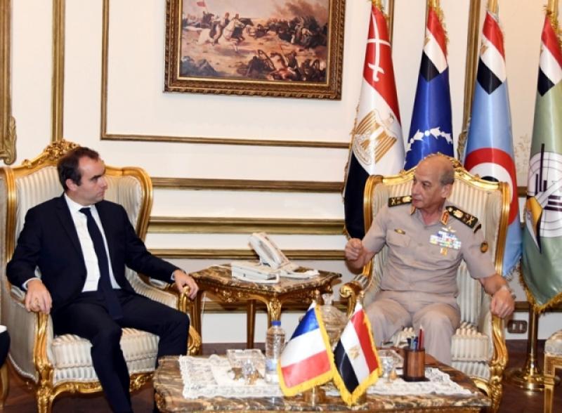 وزير الدفاع يلتقي نظيره الفرنسي لبحث العلاقات بين البلدين