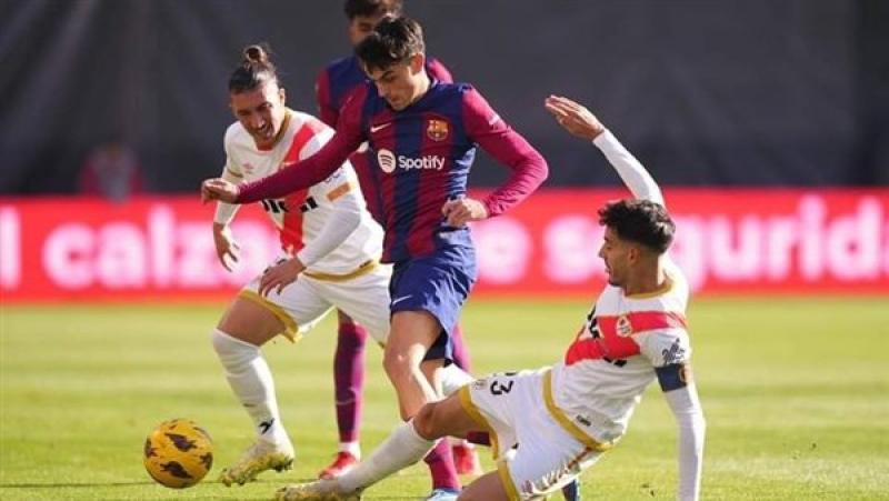 صحيفة إسبانية ترصد قرارات التحكيم الجدلية في مباراة برشلونة ورايو فاليكانو