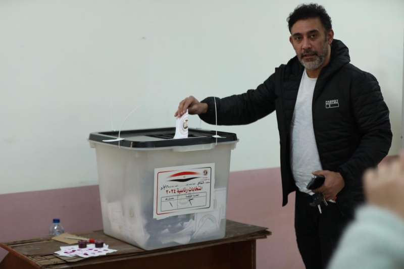 الملحن عمرو مصطفي يدلي بصوته في الانتخابات الرئاسية بمدينة نصر