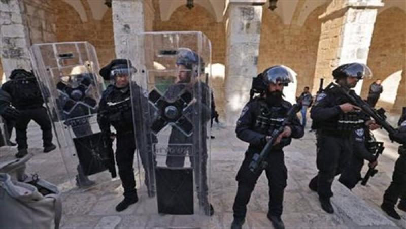الاحتلال يمنع الفلسطينيين من الوصول إلى المسجد الأقصى
