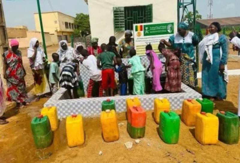 مركز الملك سلمان للإغاثة يحفر (265) بئرًا للشرب في مالي ويوقع اتفاقية لحفر عدة آبار لتوفير المياه الصالحة للشرب في جمهورية الصومال