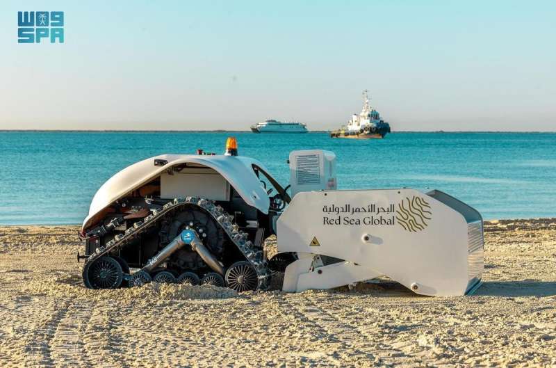 ”البحر الأحمر الدولية” تكشف عن روبوت مخصص لتنظيف الشواطئ