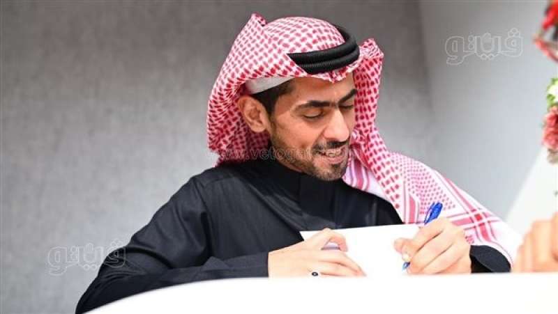 وسط طوابير من جمهوره.. السعودي أسامة المسلم يوقع أعماله في معرض الكتاب (صور)