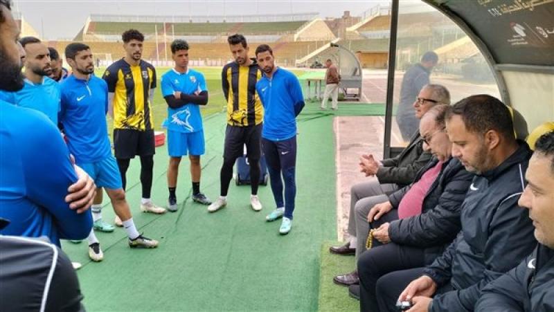 رئيس نادي المقاولون العرب يحفز اللاعبين قبل مواجهة إنبي في الدوري