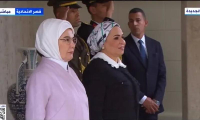 انتصار السيسي وقرينة الرئيس التركي تزوران مقر الهلال الأحمر المصري