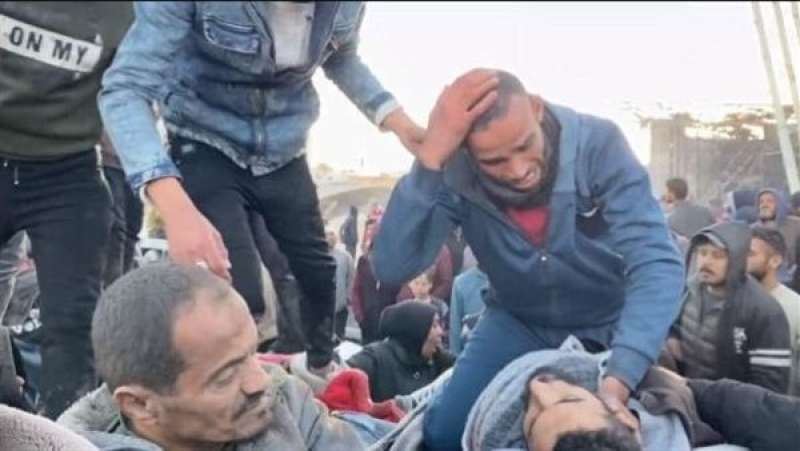 استشهاد 6 فلسطينيين وإصبة العشرات في قصف إسرائيلي استهدفهم خلال انتظار المساعدات