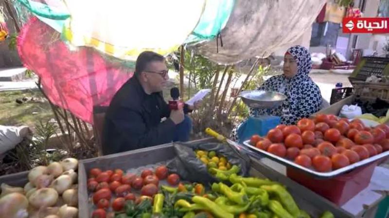 عمرو الليثي يحوّل دموع بائعة خضار لفرح ويدعمها بمبلغ مالي (فيديو)