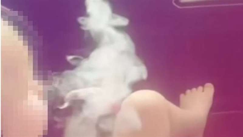 فيديو لـ رضيع يدخّن سيجارة إلكترونية يثير غضب رواد السوشيال ميديا