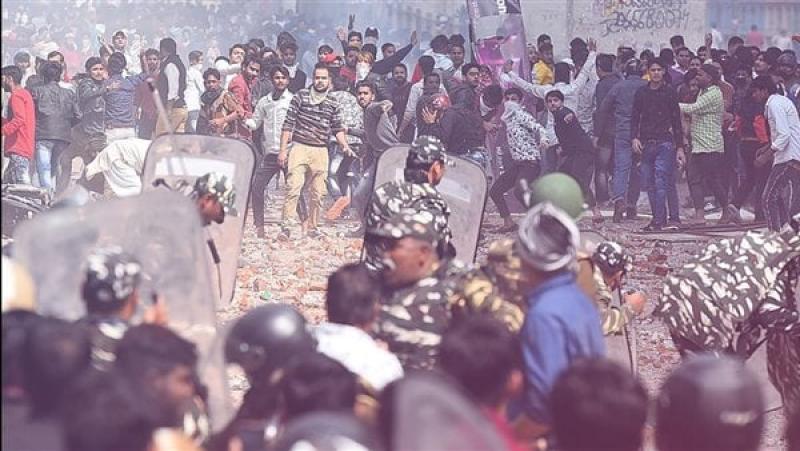 القصة الكاملة لهجوم قومي هندوسي على طلاب أجانب مسلمين يؤدون صلاة رمضان داخل حرم أحد الجامعات بغرب الهند