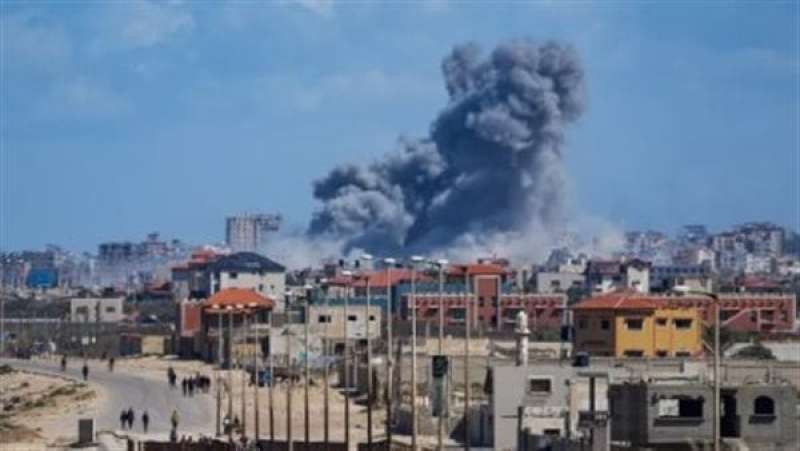 استشهاد 5 فلسطينيين في قصف سيارة أمام مقر الأونروا وسط غزة