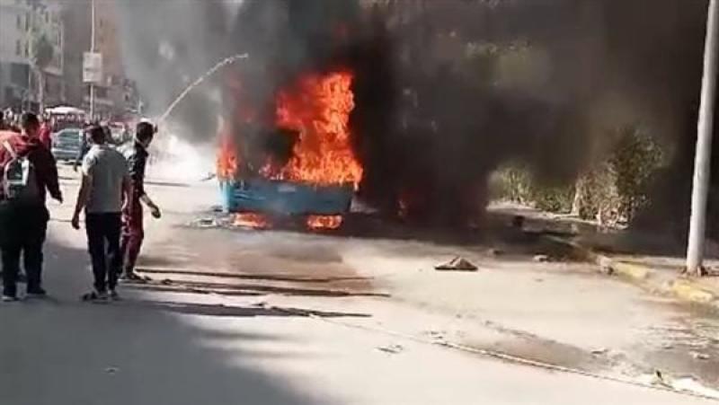 إخماد حريق نشب في أتوبيس نقل عام بمنطقة فيصل |فيديو