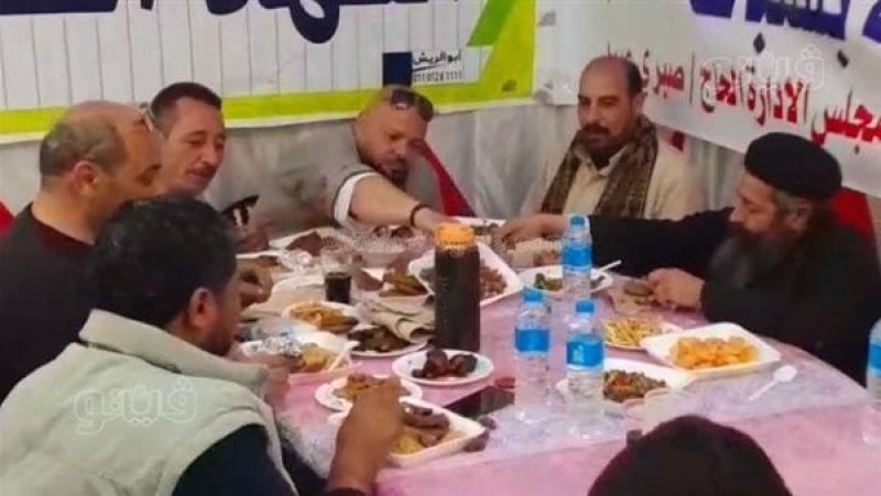 راعي كنيسة بالغربية يشارك الصائمين في حفل إفطار جماعي بقرية سنباط (فيديو)