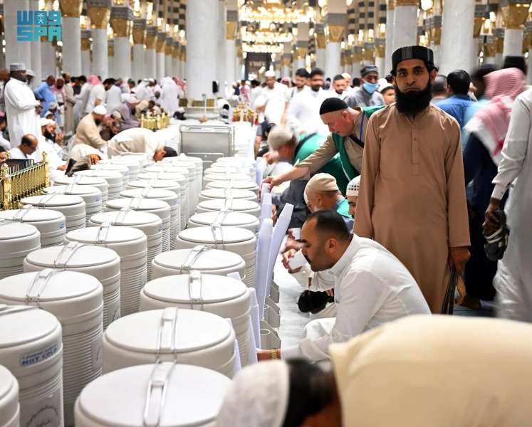 أكثر من 400 ألف لتر من ماء زمزم لقاصدي المسجد النبوي يومياً في شهر رمضان