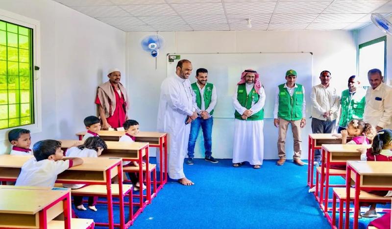مركز الملك سلمان للإغاثة يسلّم وزارة التربية والتعليم اليمنية 14 فصلًا بديلًا ويدشن نشاط تدريب وتمكين 50 أسرة من معيلي الأيتام في اليمن