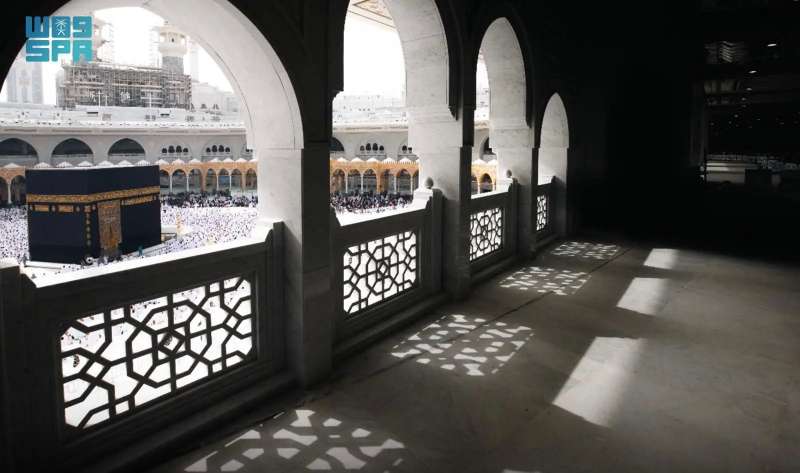 النقوش والزخرفات بين جنبات وجدران المسجد الحرام تجسد جمال فنون العمارة الإسلامية