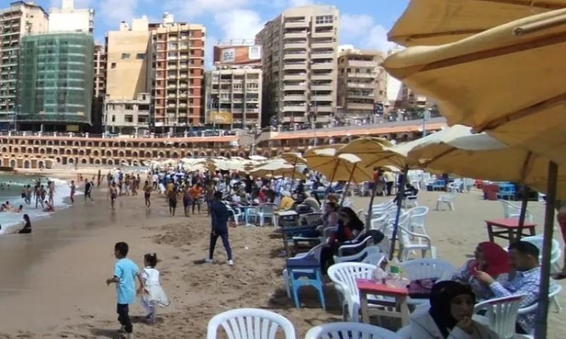 بسبب عدم استقرار الطقس.. شواطئ الإسكندرية تشهد إقبالًا متوسطًا من الزوار (صور)