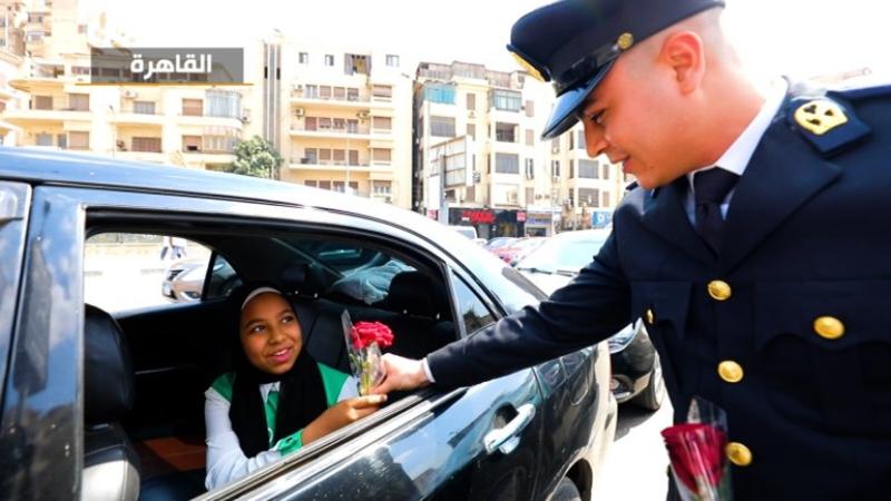 رجال الشرطة يواصلون مشاركة المواطنين الإحتفال بعيد الفطر المبارك وتوزيع الهدايا عليهم
