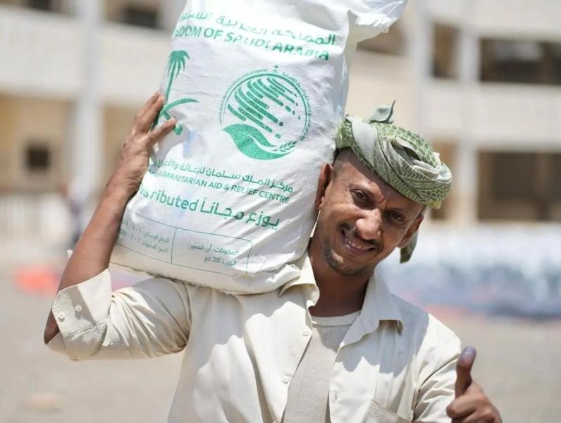مركز الملك سلمان للإغاثة يوزع آلاف من أكياس الأرز للأسر الأكثر احتياجًا في عدة مناطق بجمهوريتي الصومال الفيدرالية واليمن